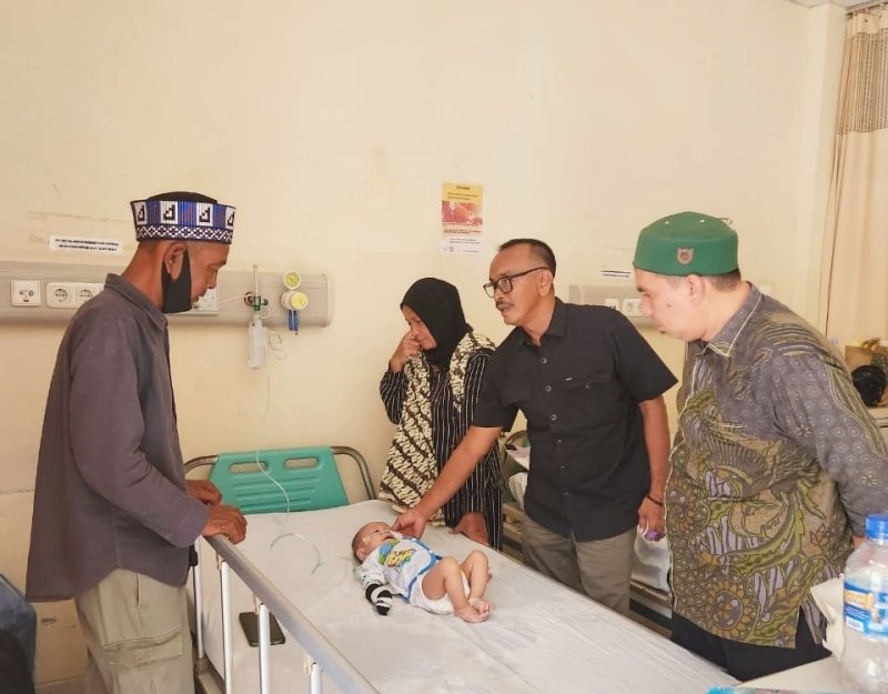 Wakil Ketua DPRK Aceh Utara H.Jirwani Ibnu, SE (Nek Jir) memperhatikan  perkembangan Fathir Alvansyah (6 Bulan) Bayi penderita bocor jantung asal Paya Bakong di RSUD Zainoel Abidin Banda Aceh usai dirujuk dari RSU Cut Meutia Aceh Utara Kamis, (2/10/2025).