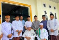 Ketua Umum Partai PAS Aceh Tgk H.Tu Bulqaini Tanjongan bersama Jajarannya, melakukan foto bersama dengan Tgk H.Sofyan Mahdi (Abon Arongan) di Dayah Tauthiatuth Thullab Samalanga Kabupaten Bireuen, Sabtu (11/10/2025)
Foto : Husni Humas PAS