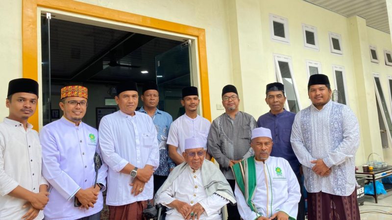 Ketua Umum Partai PAS Aceh Tgk H.Tu Bulqaini Tanjongan bersama Jajarannya, melakukan foto bersama dengan Tgk H.Sofyan Mahdi (Abon Arongan) di Dayah Tauthiatuth Thullab Samalanga Kabupaten Bireuen, Sabtu (11/10/2025)
Foto : Husni Humas PAS
