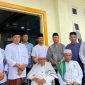 Ketua Umum Partai PAS Aceh Tgk H.Tu Bulqaini Tanjongan bersama Jajarannya, melakukan foto bersama dengan Tgk H.Sofyan Mahdi (Abon Arongan) di Dayah Tauthiatuth Thullab Samalanga Kabupaten Bireuen, Sabtu (11/10/2025)
Foto : Husni Humas PAS