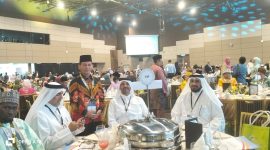 Ketua PW Muhammadiyah Aceh A.Malik Musa, SH, M.Hum bersama perwakilan Arab Saudi di Forum Zakat dan Wakaf Dunia yang berlangsung (13-15/10/2025) di Hikmah Exchange Event Centre Kuching Sarawak Malaysia