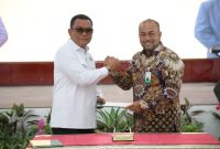 Dirut Bank Aceh Syariah Fadhil Ilyas berjabat tangan dengan Kepala Kejaksaan Tinggi (Kejati) Aceh Yudi Triadi, SH, MH usai penandatanganan MoU perlindungan nasabah di Aula Kejati Aceh Senin, (13/10/2025).