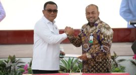 Dirut Bank Aceh Syariah Fadhil Ilyas berjabat tangan dengan Kepala Kejaksaan Tinggi (Kejati) Aceh Yudi Triadi, SH, MH usai penandatanganan MoU perlindungan nasabah di Aula Kejati Aceh Senin, (13/10/2025).