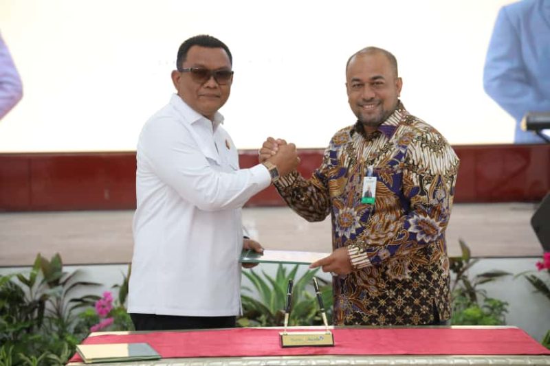 Dirut Bank Aceh Syariah Fadhil Ilyas berjabat tangan dengan Kepala Kejaksaan Tinggi (Kejati) Aceh Yudi Triadi, SH, MH usai penandatanganan MoU perlindungan nasabah di Aula Kejati Aceh Senin, (13/10/2025).