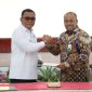 Dirut Bank Aceh Syariah Fadhil Ilyas berjabat tangan dengan Kepala Kejaksaan Tinggi (Kejati) Aceh Yudi Triadi, SH, MH usai penandatanganan MoU perlindungan nasabah di Aula Kejati Aceh Senin, (13/10/2025).
