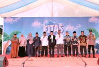 Ketua Yayasan Abu Lam U yang diwakili Wakil Ketua Reza Idria, Ph.D melakukan foto bersama dengan para undangan yang hadir pada pembukaan FITAS ke 13 Pesantren Modern Al-Falah Abu Lam U Lamjampok, Selasa ( 14/10/2025) di komplek Dayah tersebut