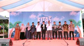 Ketua Yayasan Abu Lam U yang diwakili Wakil Ketua Reza Idria, Ph.D melakukan foto bersama dengan para undangan yang hadir pada pembukaan FITAS ke 13 Pesantren Modern Al-Falah Abu Lam U Lamjampok, Selasa ( 14/10/2025) di komplek Dayah tersebut