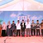 Ketua Yayasan Abu Lam U yang diwakili Wakil Ketua Reza Idria, Ph.D melakukan foto bersama dengan para undangan yang hadir pada pembukaan FITAS ke 13 Pesantren Modern Al-Falah Abu Lam U Lamjampok, Selasa ( 14/10/2025) di komplek Dayah tersebut