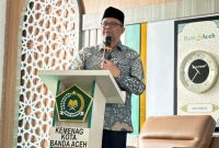 Kepala Kantor Kementerian Agama (Kemenag) Kota Banda Aceh H.Salman S.Pd., M.Ag memberi sambutan pada peringatan maulid Nabi Besar Muhammad Saw 1447 H di Gedung Pelayanan Haji dan Umrah Terpadu (PLHUT) Gampong Bandar Baru Kamis,(16/10/2025).