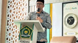 Kepala Kantor Kementerian Agama (Kemenag) Kota Banda Aceh H.Salman S.Pd., M.Ag memberi sambutan pada peringatan maulid Nabi Besar Muhammad Saw 1447 H di Gedung Pelayanan Haji dan Umrah Terpadu (PLHUT) Gampong Bandar Baru Kamis,(16/10/2025).