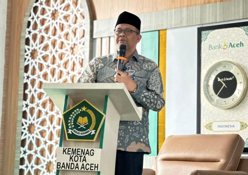 Kepala Kantor Kementerian Agama (Kemenag) Kota Banda Aceh H.Salman S.Pd., M.Ag memberi sambutan pada peringatan maulid Nabi Besar Muhammad Saw 1447 H di Gedung Pelayanan Haji dan Umrah Terpadu (PLHUT) Gampong Bandar Baru Kamis,(16/10/2025).