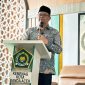 Kepala Kantor Kementerian Agama (Kemenag) Kota Banda Aceh H.Salman S.Pd., M.Ag memberi sambutan pada peringatan maulid Nabi Besar Muhammad Saw 1447 H di Gedung Pelayanan Haji dan Umrah Terpadu (PLHUT) Gampong Bandar Baru Kamis,(16/10/2025).