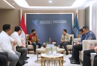 Gubernur Aceh, Muzakir Manaf, melakukan pertemuan dengan Menteri Perdagangan RI Dr. Budi santoso, M.Si membahas terkait Izin Impor Bahan Baku Pabrik Daur Ulang Batery Lithium di KIA Ladong Aceh, di Kantor Kementrian Perdagangan RI, Jakarta, Jum'at, (24/10/2025).