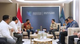 Gubernur Aceh, Muzakir Manaf, melakukan pertemuan dengan Menteri Perdagangan RI Dr. Budi santoso, M.Si membahas terkait Izin Impor Bahan Baku Pabrik Daur Ulang Batery Lithium di KIA Ladong Aceh, di Kantor Kementrian Perdagangan RI, Jakarta, Jum'at, (24/10/2025).