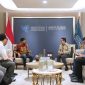 Gubernur Aceh, Muzakir Manaf, melakukan pertemuan dengan Menteri Perdagangan RI Dr. Budi santoso, M.Si membahas terkait Izin Impor Bahan Baku Pabrik Daur Ulang Batery Lithium di KIA Ladong Aceh, di Kantor Kementrian Perdagangan RI, Jakarta, Jum'at, (24/10/2025).