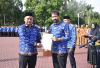 Gubernur Aceh, Muzakir Manaf di dampingi Sekda Aceh serta para kepala SKPA menyerahkan Keputusan Gubernur Aceh tentang pengangkatan pegawai Pemerintah formasi tahap II tahun 2024, di halaman Kantor Gub Aceh, Senin (3/11/2025).