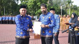 Gubernur Aceh, Muzakir Manaf di dampingi Sekda Aceh serta para kepala SKPA menyerahkan Keputusan Gubernur Aceh tentang pengangkatan pegawai Pemerintah formasi tahap II tahun 2024, di halaman Kantor Gub Aceh, Senin (3/11/2025).