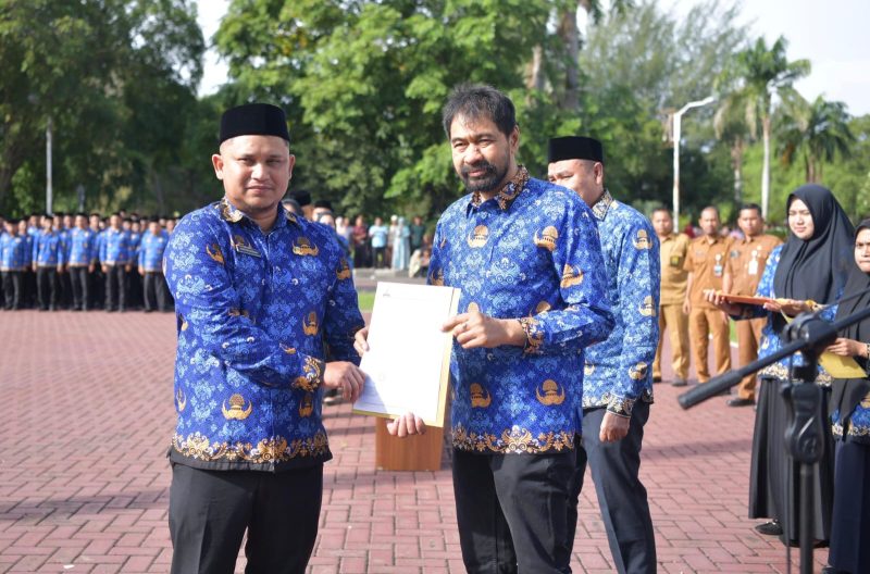 Gubernur Aceh, Muzakir Manaf di dampingi Sekda Aceh serta para kepala SKPA menyerahkan Keputusan Gubernur Aceh tentang pengangkatan pegawai Pemerintah formasi tahap II tahun 2024, di halaman Kantor Gub Aceh, Senin (3/11/2025).