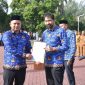 Gubernur Aceh, Muzakir Manaf di dampingi Sekda Aceh serta para kepala SKPA menyerahkan Keputusan Gubernur Aceh tentang pengangkatan pegawai Pemerintah formasi tahap II tahun 2024, di halaman Kantor Gub Aceh, Senin (3/11/2025).