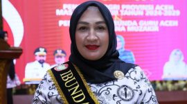 Marlina Usman Istri Gubernur Aceh dikukuhkan sebagai Ibunda Guru Aceh. Prosesi pengukuhan dilakukan oleh Ketua Pengurus Besar Persatuan Guru Republik Indonesia Prof Unifah Rosyidi, di Anjong Mon Mata, komplek Meuligoe Gubernur Aceh, Selasa (4/11/2025) malam.