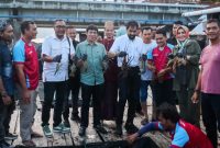 Gubernur Aceh, Muzakir Manaf memanen lobster di keramba milik nelayan di kawasan Ulee Lheue, Kota Banda Aceh, Selasa (4/11/2025) sore.