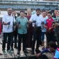 Gubernur Aceh, Muzakir Manaf memanen lobster di keramba milik nelayan di kawasan Ulee Lheue, Kota Banda Aceh, Selasa (4/11/2025) sore.