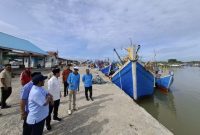 Wakil Gubernur Aceh Fadhlullah, SE di dampingi wabup Aceh timur serta tokoh masyarakat meninjau Kuala Idi Rayeuk, kabupaten Aceh Timur, Jumat (7/11/2025)