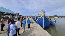 Wakil Gubernur Aceh Fadhlullah, SE di dampingi wabup Aceh timur serta tokoh masyarakat meninjau Kuala Idi Rayeuk, kabupaten Aceh Timur, Jumat (7/11/2025)