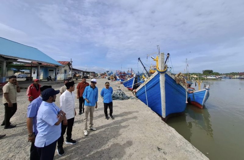 Wakil Gubernur Aceh Fadhlullah, SE di dampingi wabup Aceh timur serta tokoh masyarakat meninjau Kuala Idi Rayeuk, kabupaten Aceh Timur, Jumat (7/11/2025)