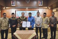Gubernur Aceh, Muzakir Manaf bersama Direktur Labuksi KPK RI, Mungkin Hadi Pratikto, Kasatgas IV Eksekusi, Josep Wisny Sigit, Bupati Pasuruan, M. Rusdy Sutejo, Wakil Ketua DPRA, Ali Basrah, Sekda Aceh, M. Nasir melakukan penyerahan Barang Rampasan Negara dari KPK RI kepada Pemerintah Aceh dan Pemerintah Kabupaten Pasuruan serta sosialisasi tentang tindak pidana korupsi dan pemulihan Aset di gedung serbaguna Setda Aceh, Kantor Gubernur Aceh, Kamis, (6/11/2025).
