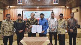 Gubernur Aceh, Muzakir Manaf bersama Direktur Labuksi KPK RI, Mungkin Hadi Pratikto, Kasatgas IV Eksekusi, Josep Wisny Sigit, Bupati Pasuruan, M. Rusdy Sutejo, Wakil Ketua DPRA, Ali Basrah, Sekda Aceh, M. Nasir melakukan penyerahan Barang Rampasan Negara dari KPK RI kepada Pemerintah Aceh dan Pemerintah Kabupaten Pasuruan serta sosialisasi tentang tindak pidana korupsi dan pemulihan Aset di gedung serbaguna Setda Aceh, Kantor Gubernur Aceh, Kamis, (6/11/2025).
