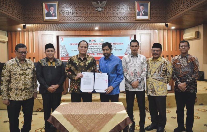 Gubernur Aceh, Muzakir Manaf bersama Direktur Labuksi KPK RI, Mungkin Hadi Pratikto, Kasatgas IV Eksekusi, Josep Wisny Sigit, Bupati Pasuruan, M. Rusdy Sutejo, Wakil Ketua DPRA, Ali Basrah, Sekda Aceh, M. Nasir melakukan penyerahan Barang Rampasan Negara dari KPK RI kepada Pemerintah Aceh dan Pemerintah Kabupaten Pasuruan serta sosialisasi tentang tindak pidana korupsi dan pemulihan Aset di gedung serbaguna Setda Aceh, Kantor Gubernur Aceh, Kamis, (6/11/2025).