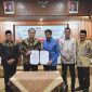 Gubernur Aceh, Muzakir Manaf bersama Direktur Labuksi KPK RI, Mungkin Hadi Pratikto, Kasatgas IV Eksekusi, Josep Wisny Sigit, Bupati Pasuruan, M. Rusdy Sutejo, Wakil Ketua DPRA, Ali Basrah, Sekda Aceh, M. Nasir melakukan penyerahan Barang Rampasan Negara dari KPK RI kepada Pemerintah Aceh dan Pemerintah Kabupaten Pasuruan serta sosialisasi tentang tindak pidana korupsi dan pemulihan Aset di gedung serbaguna Setda Aceh, Kantor Gubernur Aceh, Kamis, (6/11/2025).