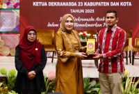 Ketua Dekranasda Aceh Marlina Usman, membuka secara resmi Rapat Koordinasi Dekranasda se-Aceh, yang mengusung tema 'Peran Dekranasda Aceh dalam Upaya Memakmurkan Perajin', di Ballroom Hermes Palace Hotel, Sabtu (8/11/2025).