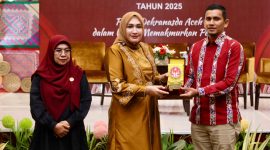 Ketua Dekranasda Aceh Marlina Usman, membuka secara resmi Rapat Koordinasi Dekranasda se-Aceh, yang mengusung tema 'Peran Dekranasda Aceh dalam Upaya Memakmurkan Perajin', di Ballroom Hermes Palace Hotel, Sabtu (8/11/2025).