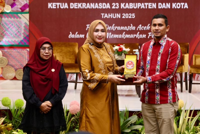 Ketua Dekranasda Aceh Marlina Usman, membuka secara resmi Rapat Koordinasi Dekranasda se-Aceh, yang mengusung tema 'Peran Dekranasda Aceh dalam Upaya Memakmurkan Perajin', di Ballroom Hermes Palace Hotel, Sabtu (8/11/2025).