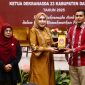 Ketua Dekranasda Aceh Marlina Usman, membuka secara resmi Rapat Koordinasi Dekranasda se-Aceh, yang mengusung tema 'Peran Dekranasda Aceh dalam Upaya Memakmurkan Perajin', di Ballroom Hermes Palace Hotel, Sabtu (8/11/2025).
