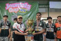 Wakil Gubernur Aceh, Fadhlullah, SE, (Dek Fadh) menghadiri penutupan Jeumala Cup XIV yang berlangsung di Embassy Sport Center Lamgugob, Minggu (9/11/2025)