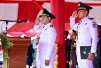 Wakil Gubernur Aceh, Fadhlullah, SE., bertindak sebagai Inspektur Upacara Peringatan Hari Pahlawan Provinsi Aceh Tahun 2025 di Lapangan Blang Padang, Banda Aceh, Senin (10/11/2025).