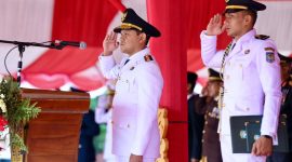Wakil Gubernur Aceh, Fadhlullah, SE., bertindak sebagai Inspektur Upacara Peringatan Hari Pahlawan Provinsi Aceh Tahun 2025 di Lapangan Blang Padang, Banda Aceh, Senin (10/11/2025).