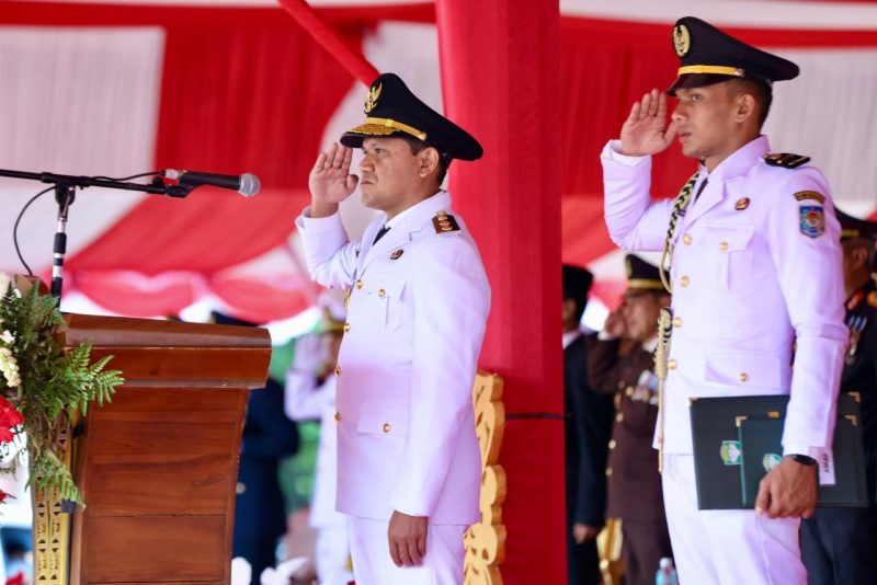 Wakil Gubernur Aceh, Fadhlullah, SE., bertindak sebagai Inspektur Upacara Peringatan Hari Pahlawan Provinsi Aceh Tahun 2025 di Lapangan Blang Padang, Banda Aceh, Senin (10/11/2025).