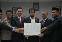 Gubernur Aceh, Muzakir Manaf atau Mualem bersama Pimpinan DPRA usai penandatanganan persetujuan Rancangan APBA 2026 Kamis, (27/11/2025) di Gedung DPR Aceh