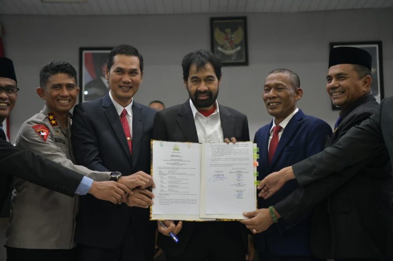 Gubernur Aceh, Muzakir Manaf atau Mualem bersama Pimpinan DPRA usai penandatanganan persetujuan Rancangan APBA 2026 Kamis, (27/11/2025) di Gedung DPR Aceh
