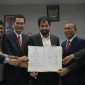 Gubernur Aceh, Muzakir Manaf atau Mualem bersama Pimpinan DPRA usai penandatanganan persetujuan Rancangan APBA 2026 Kamis, (27/11/2025) di Gedung DPR Aceh