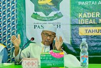 Ketua Umum PAS Aceh Tgk H Tu Bulqaini Tanjongan, S.Sos.I, memberikan materi dihadapan anggota dan ratusan kader PAS di Kabupaten Aceh Barat Daya (Abdya) Jumat, (31/10/2025) Foto : Husni Humas PAS Aceh