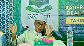 Ketua Umum PAS Aceh Tgk H Tu Bulqaini Tanjongan, S.Sos.I, memberikan materi dihadapan anggota dan ratusan kader PAS di Kabupaten Aceh Barat Daya (Abdya) Jumat, (31/10/2025) Foto : Husni Humas PAS Aceh