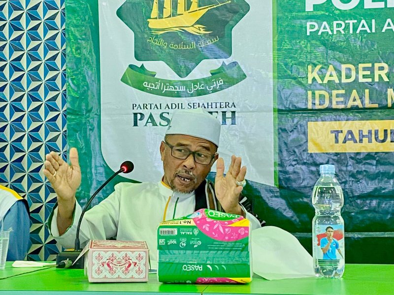 Ketua Umum PAS Aceh Tgk H Tu Bulqaini Tanjongan, S.Sos.I, memberikan materi dihadapan anggota dan ratusan kader PAS di Kabupaten Aceh Barat Daya (Abdya) Jumat, (31/10/2025) Foto : Husni Humas PAS Aceh