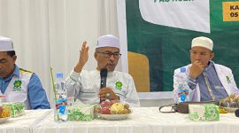 Keterangan : Ketua Umum Partai Adil Sejahtera (PAS) Aceh Tgk H Bulqaini Tanjongan, S.Sos.I (Tengah) saat memberi materi pendidikan politik dan kaderisasi di Kabupaten Aceh Tamiang Rabu (5/11/2025). Foto : Husni Kamal