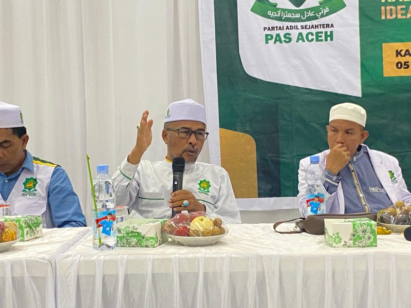 Keterangan : Ketua Umum Partai Adil Sejahtera (PAS) Aceh Tgk H Bulqaini Tanjongan, S.Sos.I (Tengah) saat memberi materi pendidikan politik dan kaderisasi di Kabupaten Aceh Tamiang Rabu (5/11/2025). Foto : Husni Kamal
