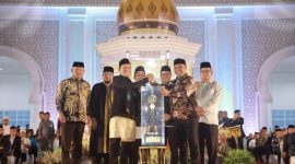 Bupati Aceh Besar H Muharram Idris (Syech Muharram) menerima piala bergilir juara umum MTQ ke-37 Aceh tahun 2025 yang diserahkan oleh Wakil Gubernur Aceh Fadhlullah SE, pada malam penutupan di Arena Utama Komplek Perkantoran Pemkab Pidie Jaya Jumat malam (7/11/2025), Foto : Prokopim Aceh Besar
